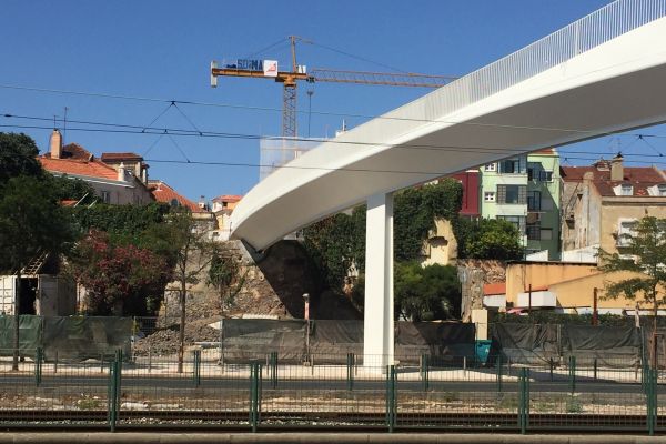 Ponte Pedonal e Ciclovia do MAAT