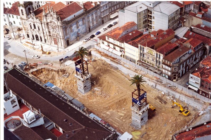 Car Park at Squares Gomes Teixeira, Carlos Alberto and Clérigos