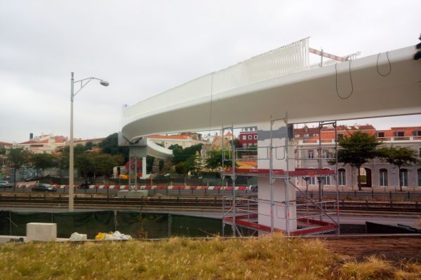 Ponte Pedonal e Ciclovia do MAAT