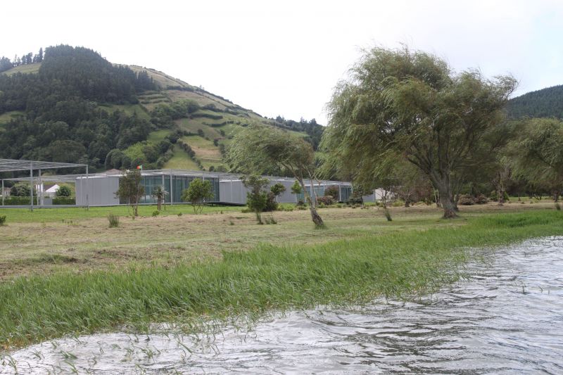 Front urbain et salon de Thé à Lagoa das 7 Cidades