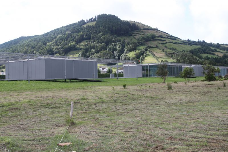 Front urbain et salon de Thé à Lagoa das 7 Cidades