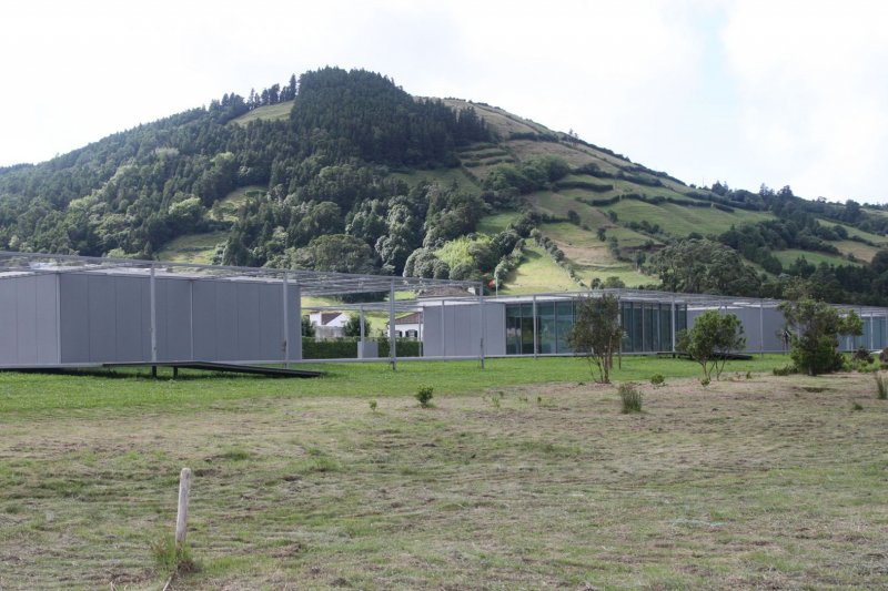 Front urbain et salon de Thé à Lagoa das 7 Cidades